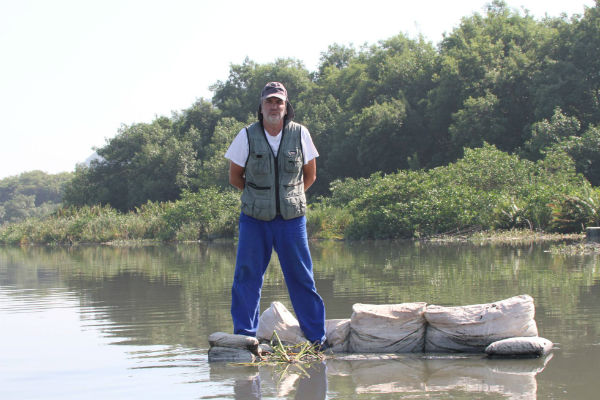 O biólogo Mario Moscatelli, nas aguas poluídas da lagoa da Tijuca. M. Martín