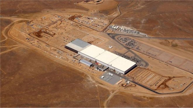 A megafábrica da Tesla, localizada no deserto de Nevada (EUA), já opera mas ainda não está pronta