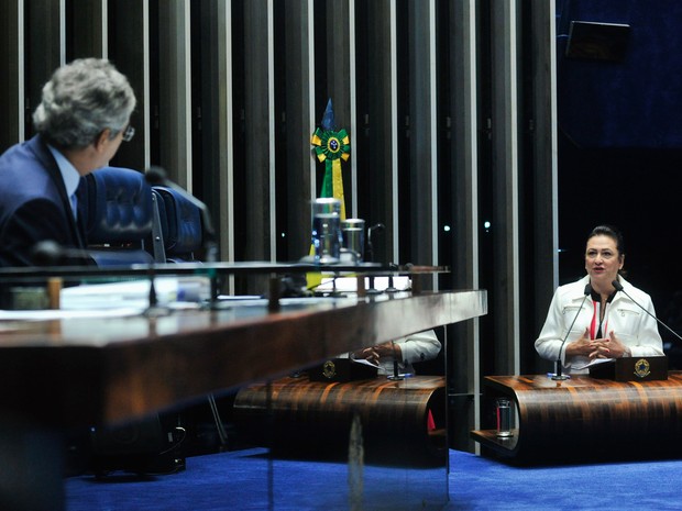 Relatora do projeto, Kátia Abreu (PMDB-TO) discursa em sessão no Senado presidida por Jorge Viana (PT-AC) (Foto: Geraldo Magela/Agência Senado)