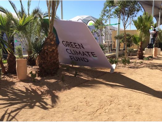 Placa do Fundo Verde do Clima tomba na vila da COP22 no dia da vitória de Donald Trump (Foto: Claudio Angelo/OC)