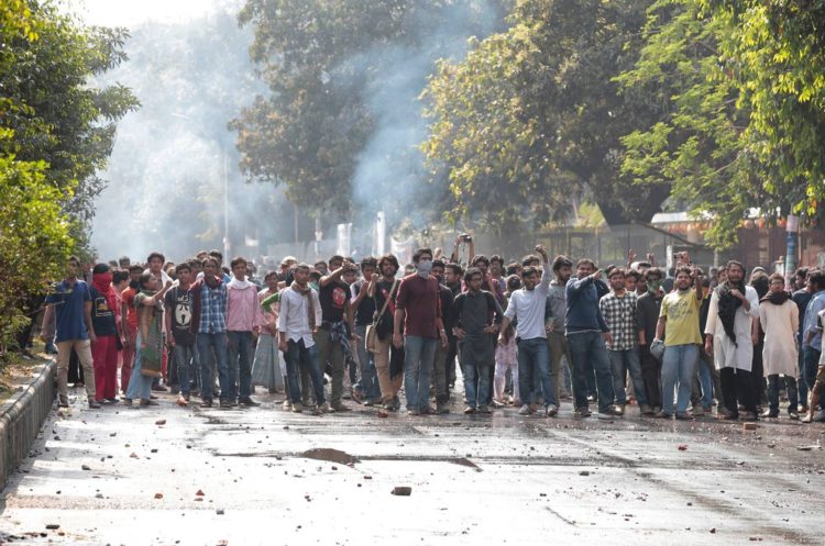 Manifestantes bloquearam uma das principais intersecções da capital Daca (Foto: AP Photo)
