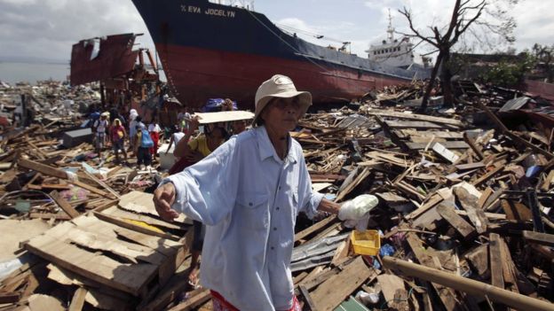 Escombros deixados pelo tufão Haiyan, nas Filipinas, em 2013; desastres naturais de grande escala ameaçam infraestrutura produtiva global, aponta texto