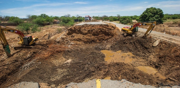 Obra de reconstrução da rodovia Escritor Maximiano Campos, que foi atingida pelo rompimento de barragem em Sertânia (PE). Eduardo Knapp/Folhapress